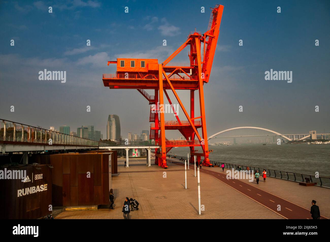 Große alte Versand Kran durch den Huangpu Fluss in der Nähe der langen Museum. West Bund, Shanghai, China. Stockfoto