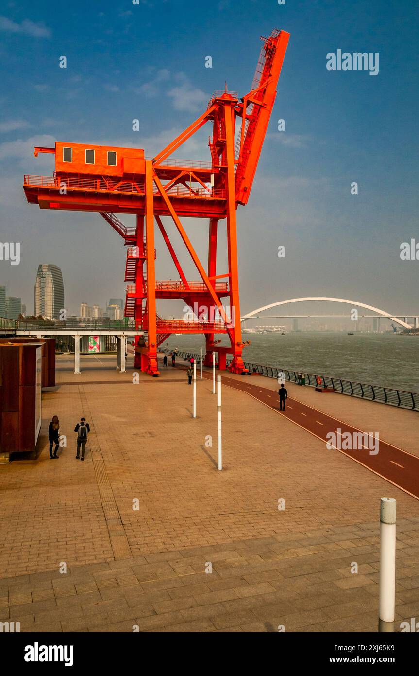 Große alte Versand Kran durch den Huangpu Fluss in der Nähe der langen Museum. West Bund, Shanghai, China. Stockfoto