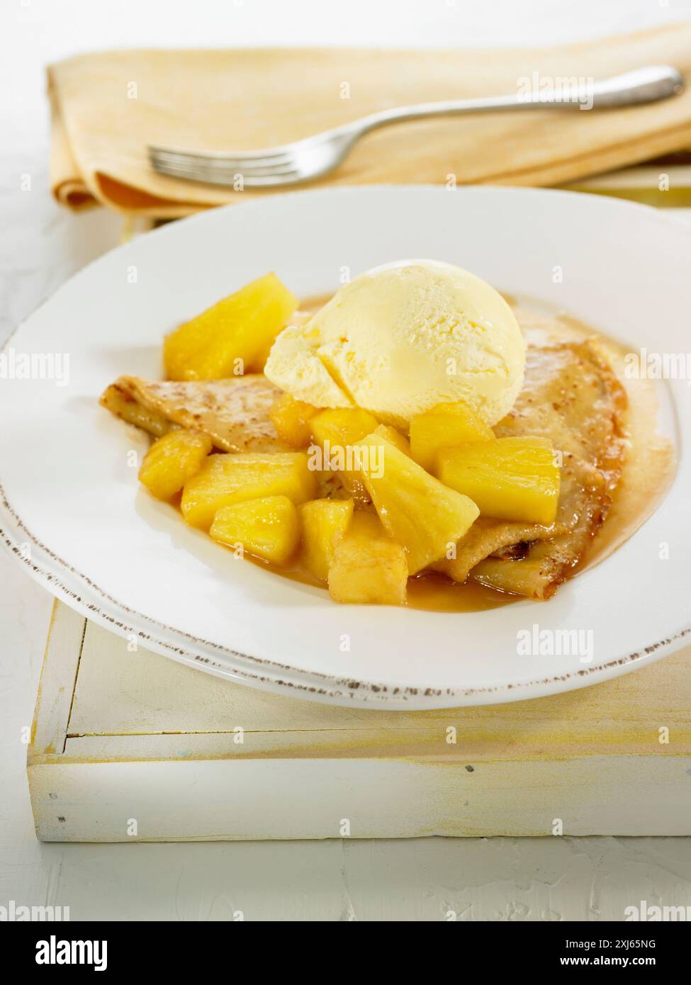 Gefalteter Pfannkuchen mit Ananas- und Vanilleeis Stockfoto