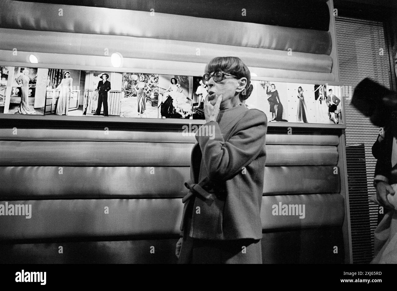 1980 Edith Head vor Paramount Studios Retrospective Wall ihrer Oscar-Gewinnerdesigns Stockfoto