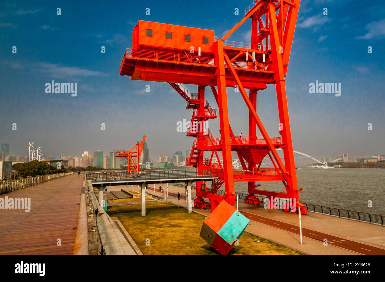 Zwei große alte Versand Krane durch den Huangpu Fluss in der Nähe der langen Museum. West Bund, Shanghai, China. Stockfoto