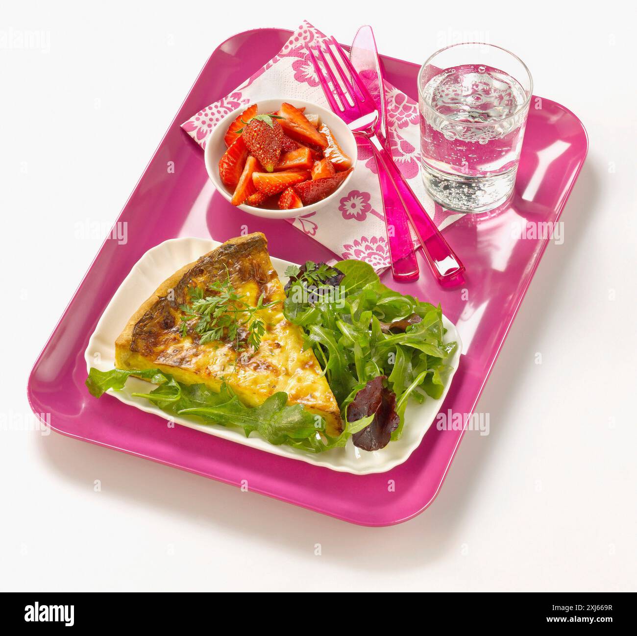 T. V-Tablett mit Quiche, Salat und Erdbeeren Stockfoto