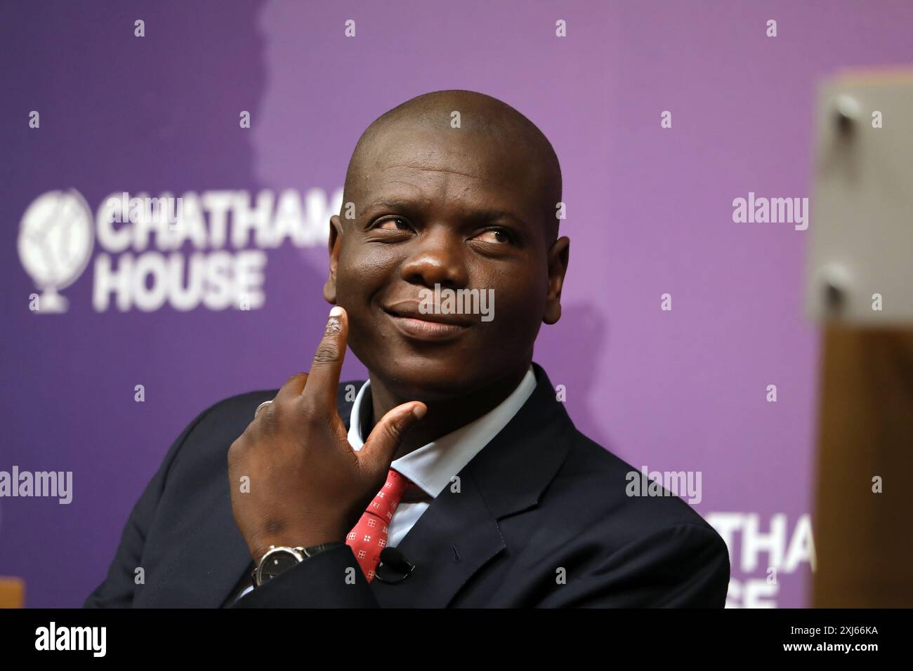 Ronald Lamola, südafrikanischer Minister für internationale Beziehungen und Zusammenarbeit, hält eine Rede zur Außenpolitik im Londoner Chatham House Stockfoto