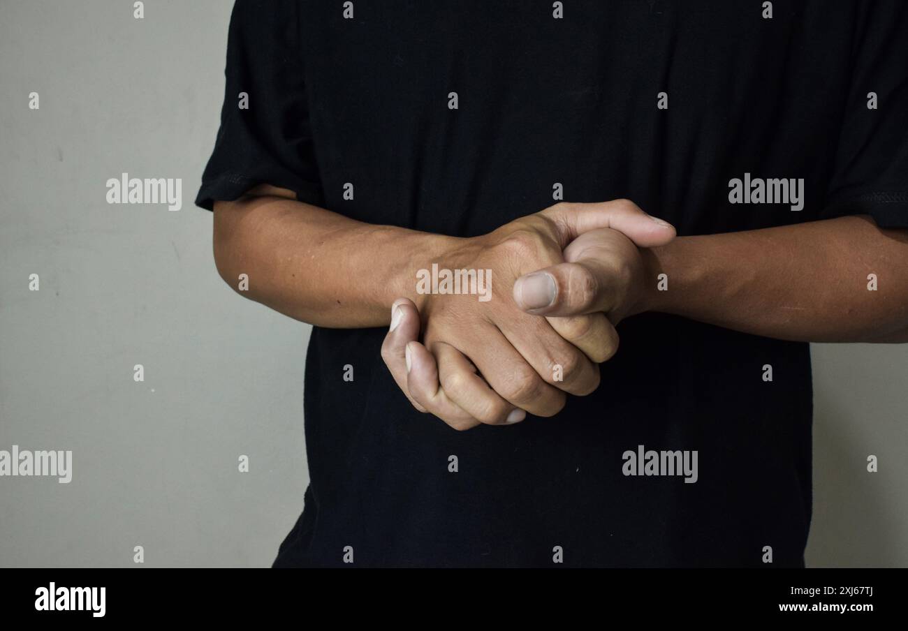 Mann, der Wort zeigt, glaubt auf beigefarbenem Hintergrund Stockfoto