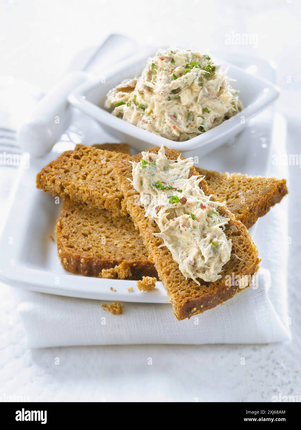 Roggenbrot in Scheiben mit Makrele im Topf Stockfoto