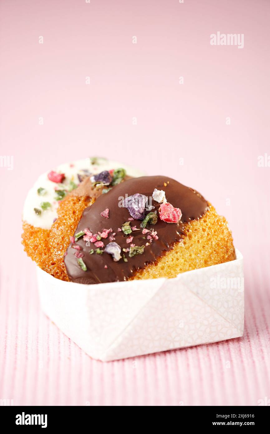 Cookies mit Schokolade und kristallisierte Blüten überzogen Stockfoto