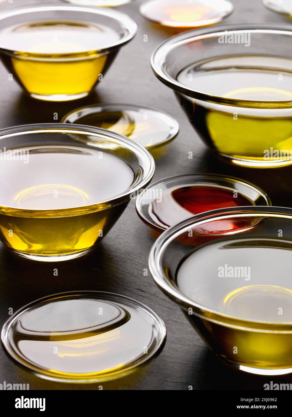 Schalen mit Öl Stockfoto