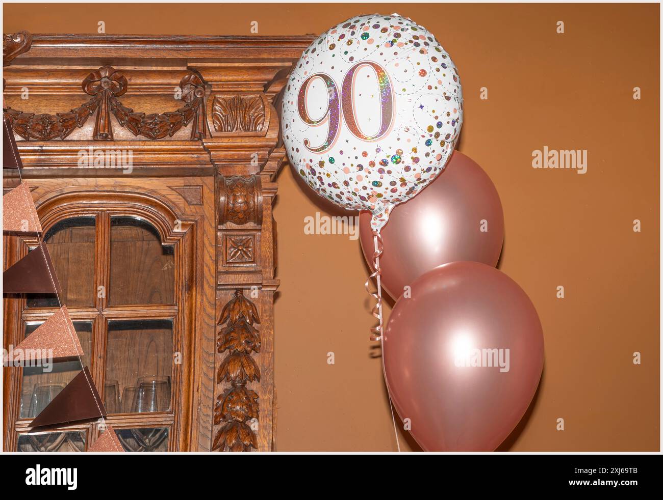 Pinkfarbene Ballons mit dem Alter auf ihnen zum 90. Geburtstag Stockfoto