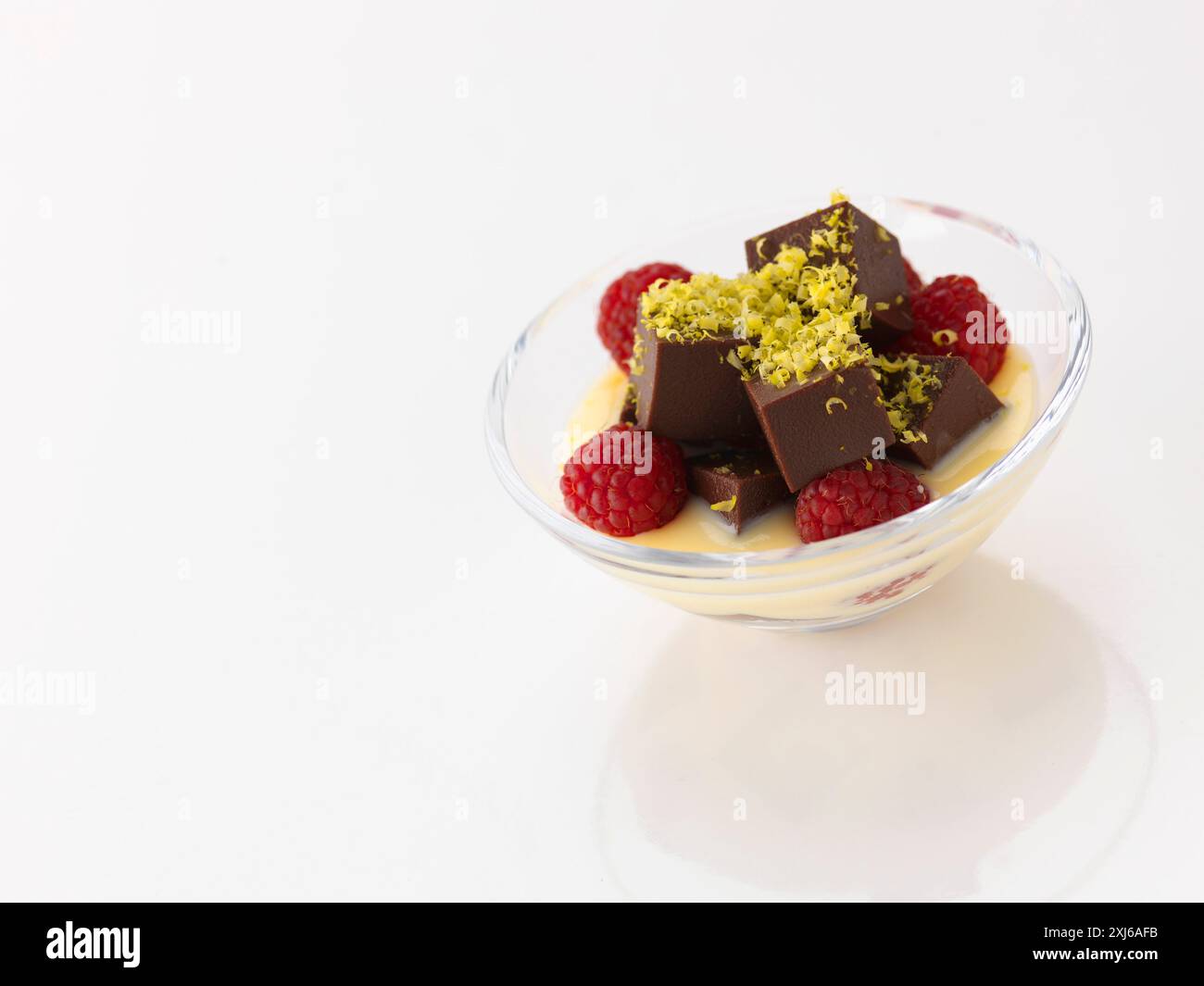 Pudding mit Schoko Würfel und raspberies Stockfoto