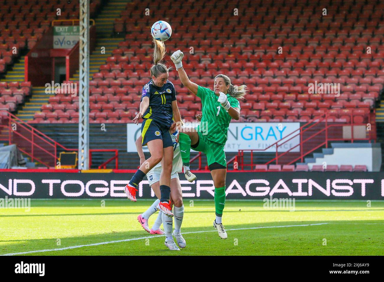 Glasgow, Großbritannien. Juli 2024. Schottland spielte Serbien im Firhill Stadium in Glasgow, Schottland, Großbritannien in der Qualifikation der Frauen-Europameisterschaft 2025. Das Ergebnis war Schottland mit 1:0, Serbien und das Siegtor erzielte Kirsty Hanson (Schottland 10) in 42 Minuten. Hanson wurde auch als Spieler des Spiels ausgezeichnet. Quelle: Findlay/Alamy Live News Stockfoto