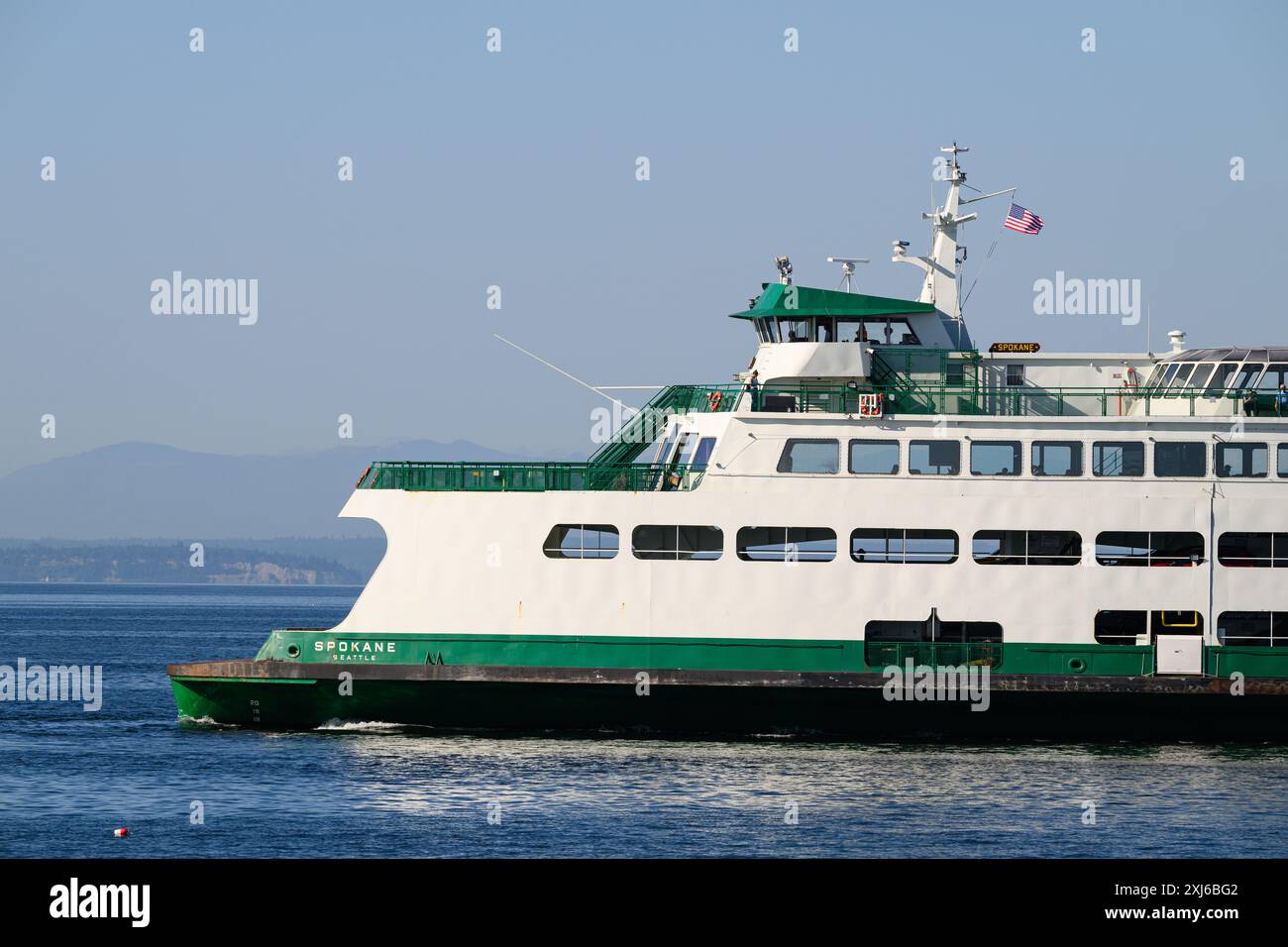 Edmonds, WA, USA - 15. Juli 2024; Washington State Car Ferry MV Spokane ruhiges Segeln auf ruhigem Wasser Stockfoto