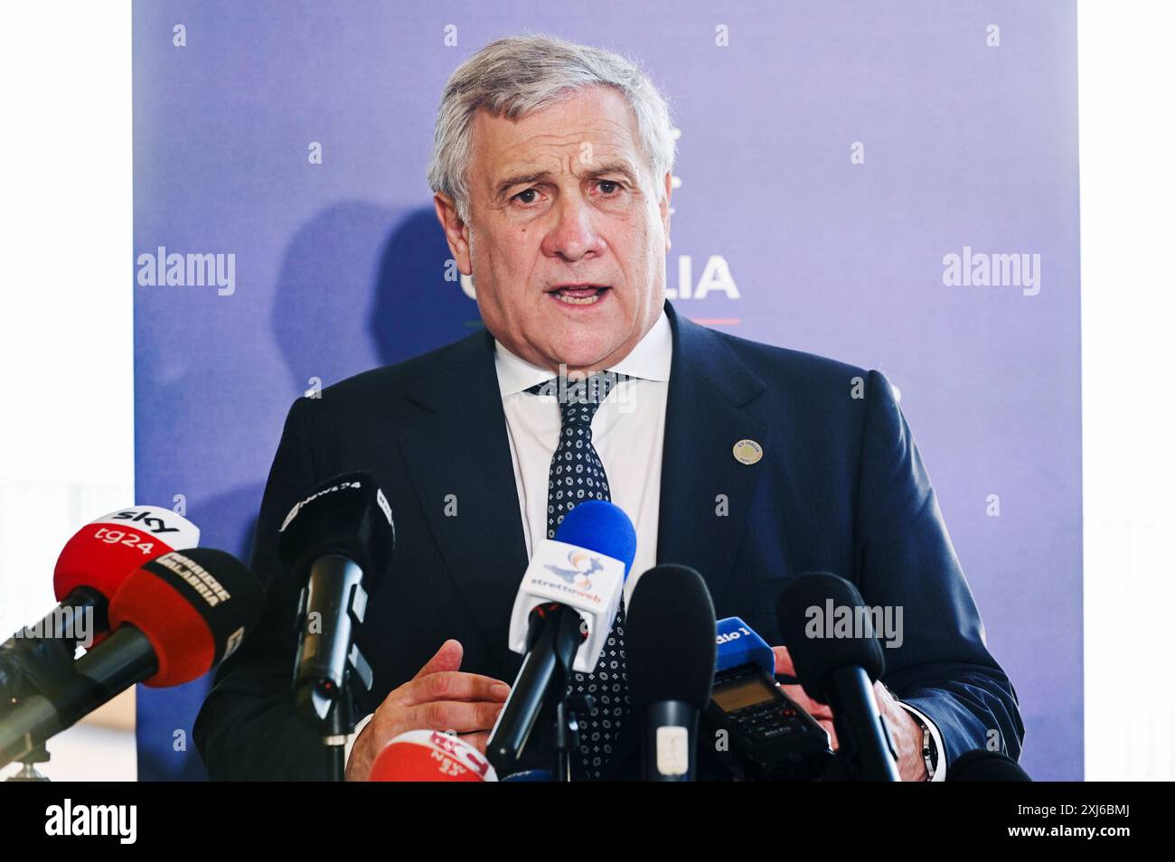 Villa San Giovanni, Italien. Juli 2024. Vizepräsident Antonio Tajani spricht mit Journalisten am G7-Veranstaltungsort Vizepräsident Antonio Tajani, italienischer Minister für auswärtige Angelegenheiten und internationale Zusammenarbeit, hielt bei der Sitzung des Handelsministers der Gruppe der Sieben (G7) in Villa San Giovanni, Italien, eine Pressemitteilung mit Journalisten ab. Quelle: SOPA Images Limited/Alamy Live News Stockfoto