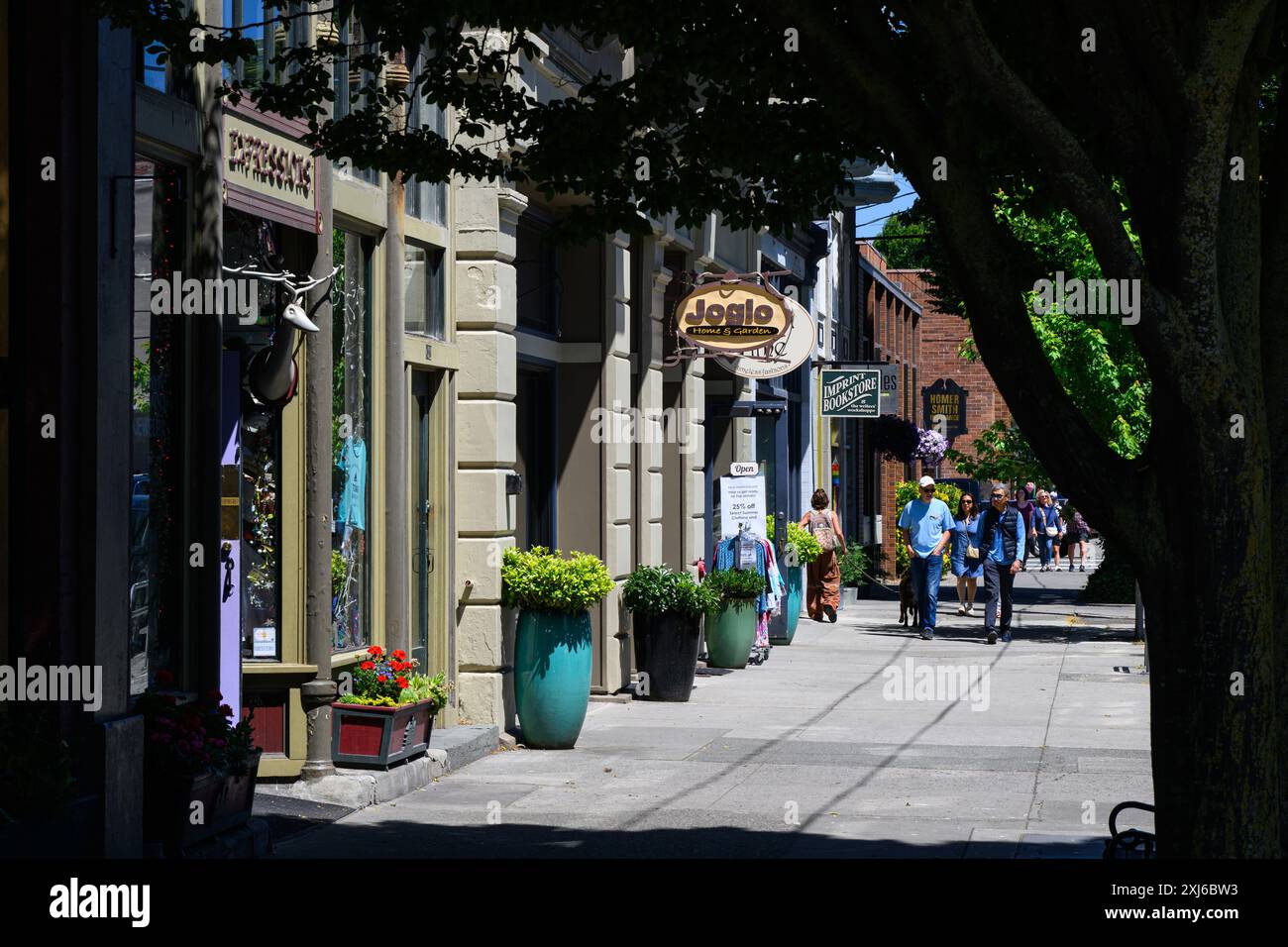 Port Townsend, WA, USA - 15. Juli 2024; Straßenszene auf der Water Street in Port Townsend im Sommer mit Unternehmen Stockfoto