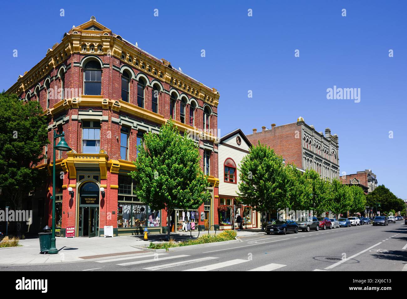 Port Townsend, WA, USA - 15. Juli 2024; Blick auf das James and Hastings Building und die Water Street im Sommer Stockfoto