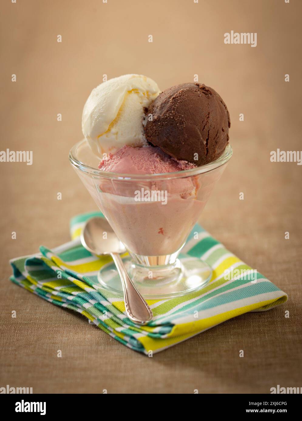 Eisbecher mit 3 Geschmacksrichtungen Stockfoto