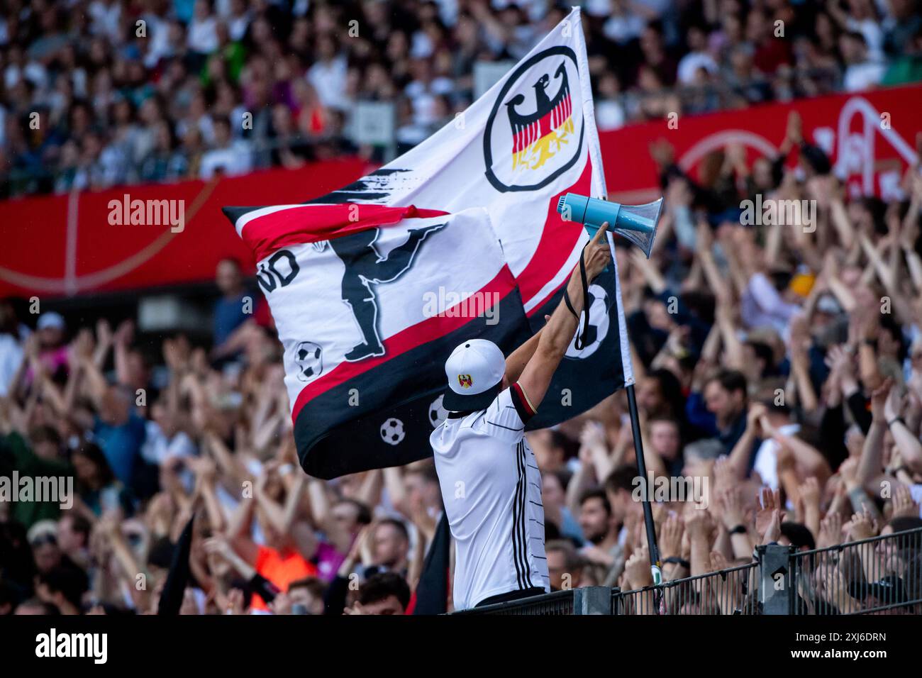 Vorsinger / Fan / Capo mit Megaphon singt vor den Fans, im Hintergrund Fahne, GER, Deutschland (GER) vs Oesterreich (AUT), DFB Frauen Nationalmannschaft, UEFA Frauen Fussball Frauen Euro 2025 Qualifikation, 6. Spieltag, 16.07.2024 Foto: Eibner-Pressefoto/Michael Memmler Stockfoto