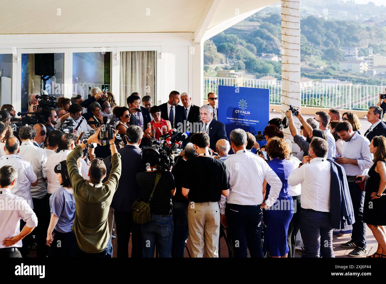 Villa San Giovanni, Italien. Juli 2024. Vizepräsident Antonio Tajani spricht mit Journalisten am G7-Veranstaltungsort Vizepräsident Antonio Tajani, italienischer Minister für auswärtige Angelegenheiten und internationale Zusammenarbeit, hielt bei der Sitzung des Handelsministers der Gruppe der Sieben (G7) in Villa San Giovanni, Italien, eine Pressemitteilung mit Journalisten ab. (Foto: Valeria Ferraro/SOPA Images/SIPA USA) Credit: SIPA USA/Alamy Live News Stockfoto