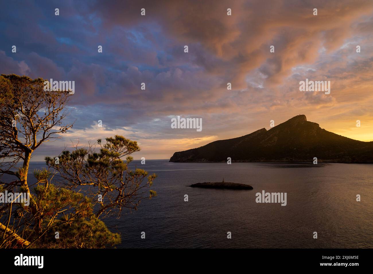 Blick auf die SA Dragonera vom Aussichtspunkt Punta Blanca bei Sonnenuntergang, Sant Elm, Andratx, Mallorca, Balearen, Spanien Stockfoto
