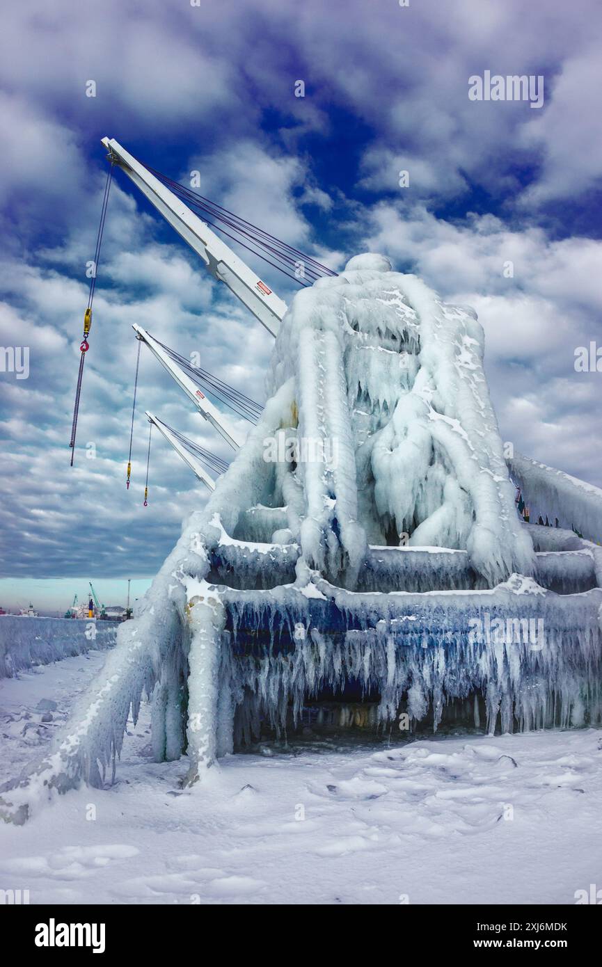 Gefrorene Ausrüstung auf Deck des Frachtschiffes im Winter, Klaipeda, Litauen Stockfoto
