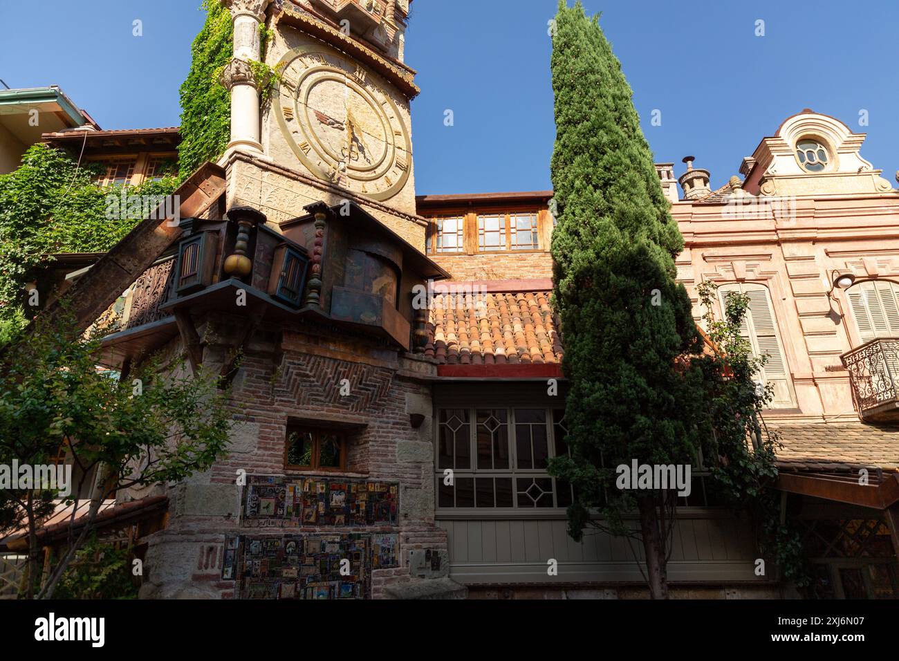 Tiflis, Georgien - 24. JUNI 2024: Der Uhrenturm des Marionettentheaters Rezo Gabriadze ist ein einzigartiges und ikonisches Wahrzeichen in Tiflis, Georgien Stockfoto