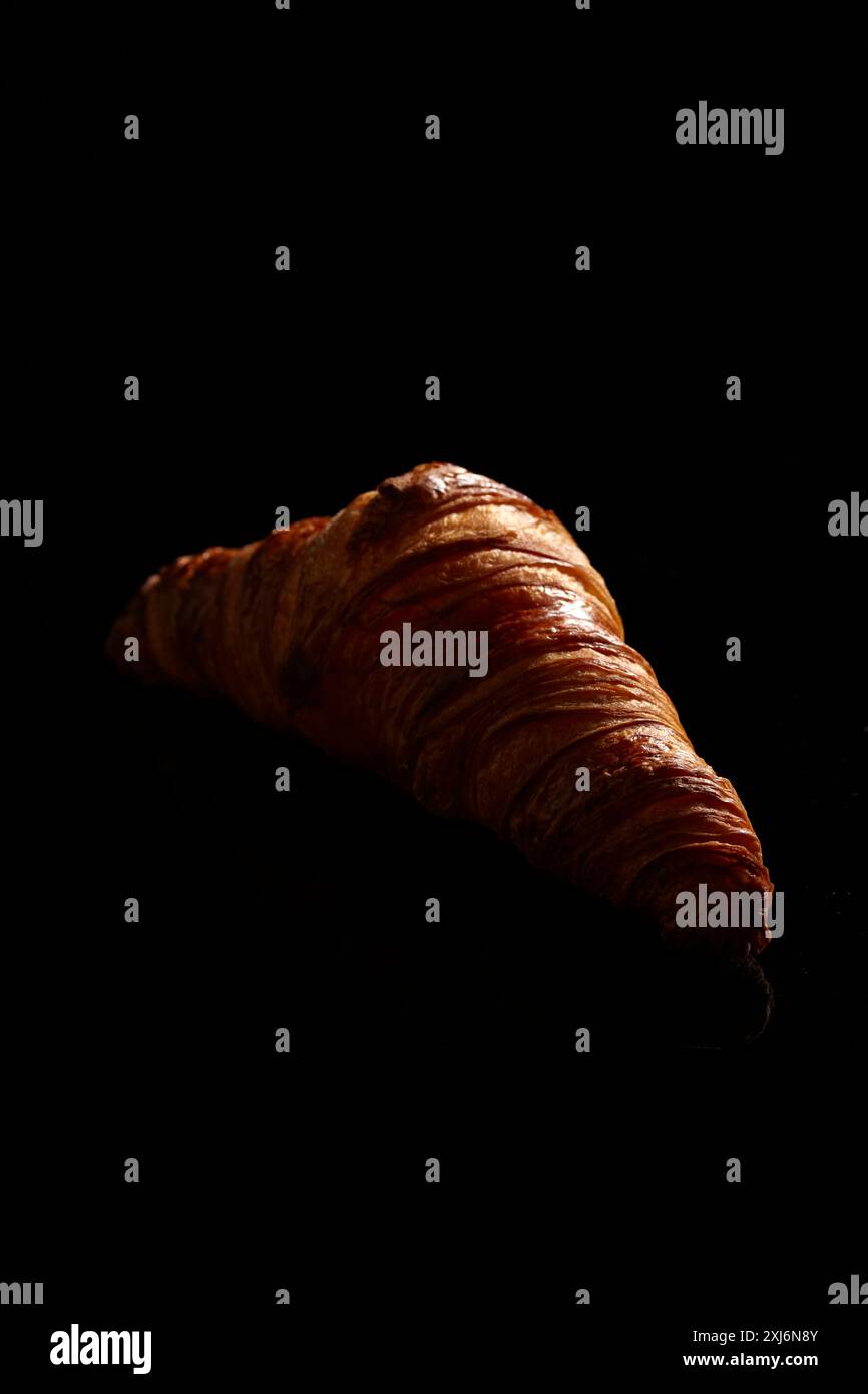 Croissant sur Fond Noir Stockfoto