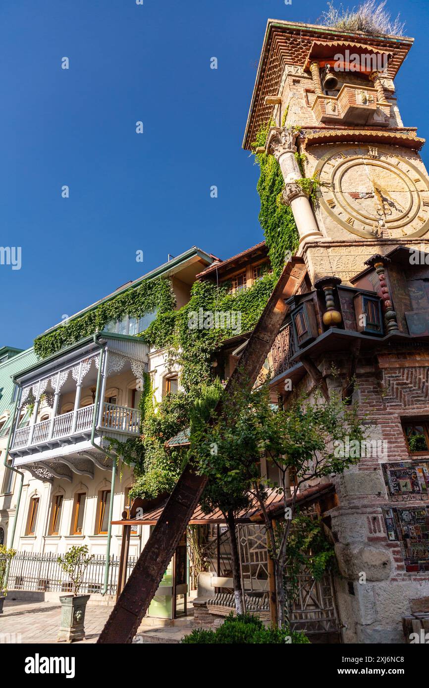 Tiflis, Georgien - 24. JUNI 2024: Der Uhrenturm des Marionettentheaters Rezo Gabriadze ist ein einzigartiges und ikonisches Wahrzeichen in Tiflis, Georgien Stockfoto