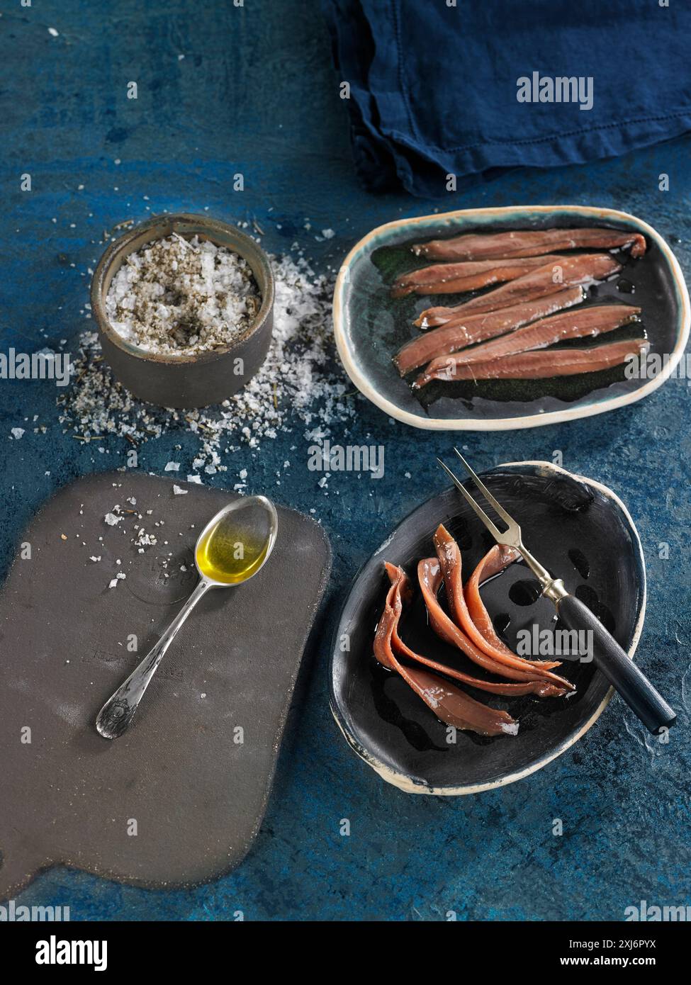 Sardellenfilets, in Öl und Fleur de Sel Meersalz mariniert Stockfoto