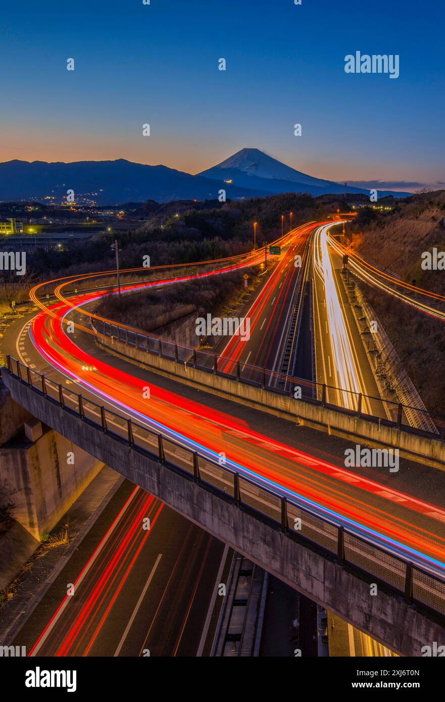 Leichte Wege auf Autobahnen mit dem Fuji in der Ferne, Präfektur Yamanashi, Honshu, Japan Stockfoto