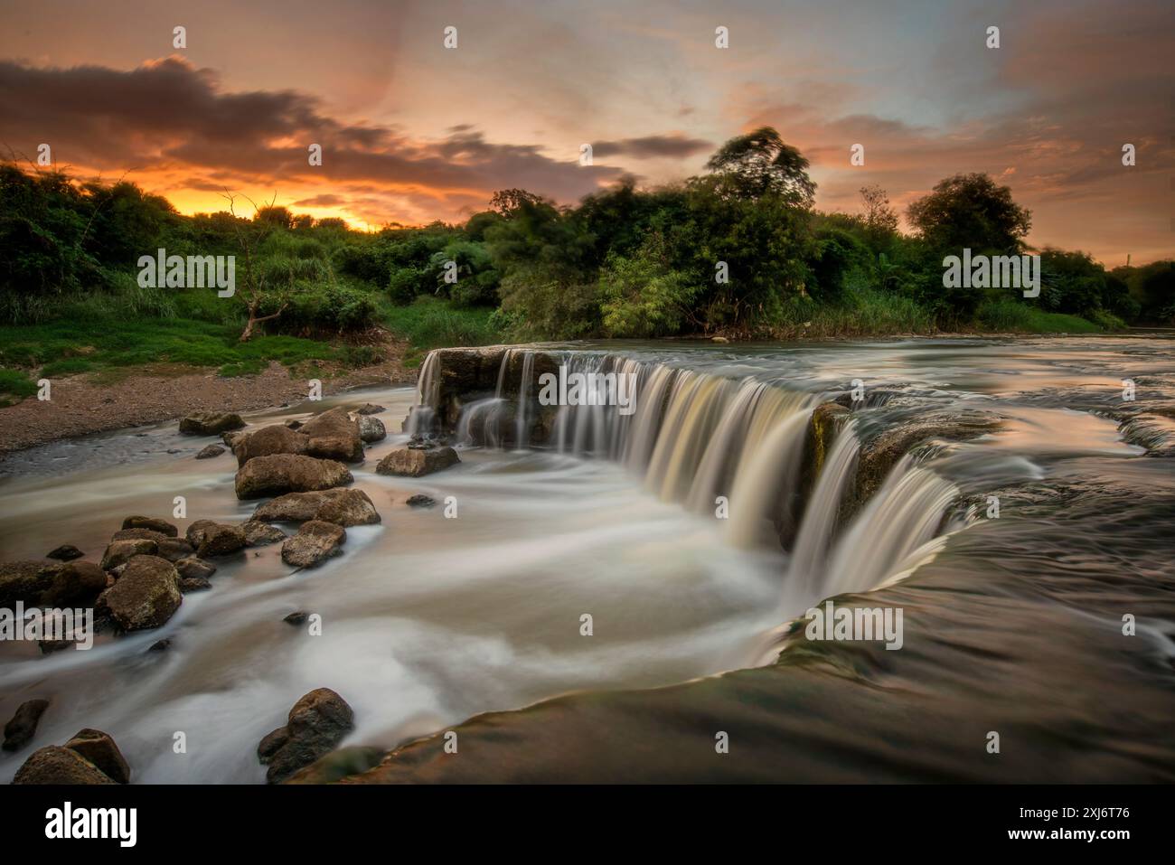 Luftaufnahme des Parigi Wasserfalls bei Sonnenuntergang, Bekasi City, West Java, Indonesien Stockfoto