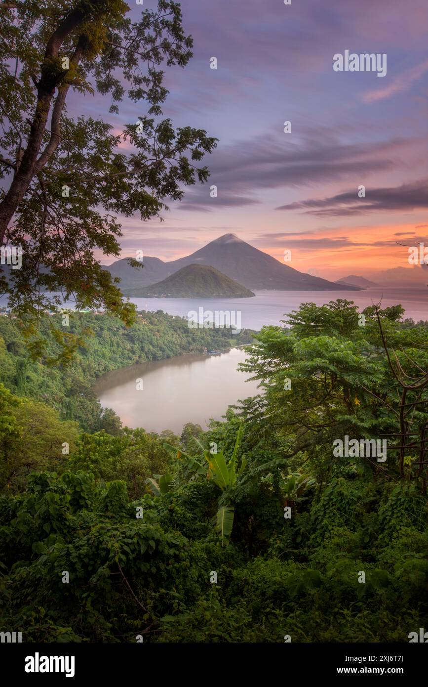 Aus der Vogelperspektive auf die Insel Ternate bei Sonnenuntergang, Nord-Maluku, Maluku-Inseln, Indonesien Stockfoto