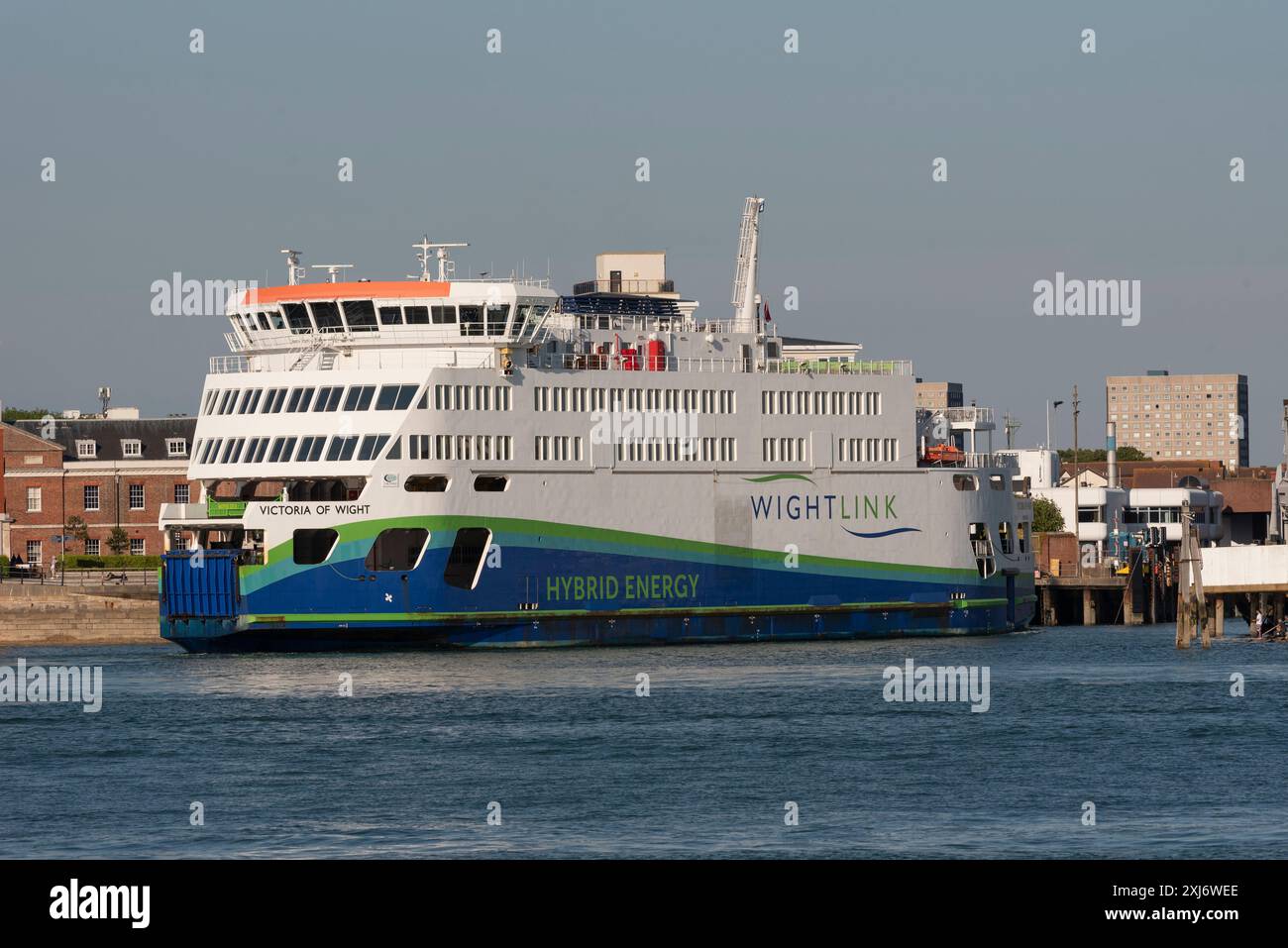 Portsmouth, England, Großbritannien. 20.06.2024. Eine Fähre zur Isle of Wight, Victoria of Wight, die von Portsmouth Harbour UK abfährt. Stockfoto