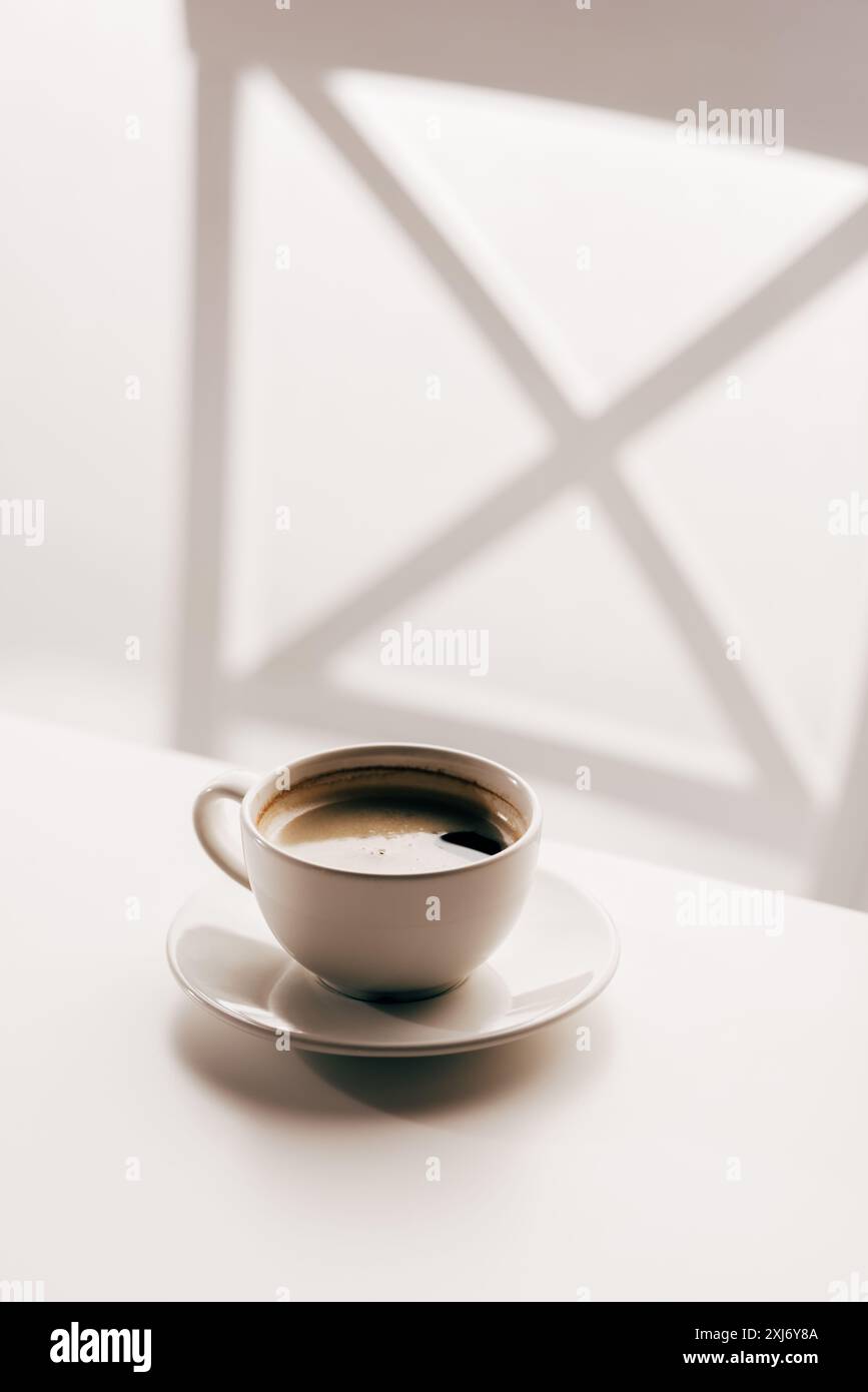 Tasse Kaffee auf dem Tisch Stockfoto