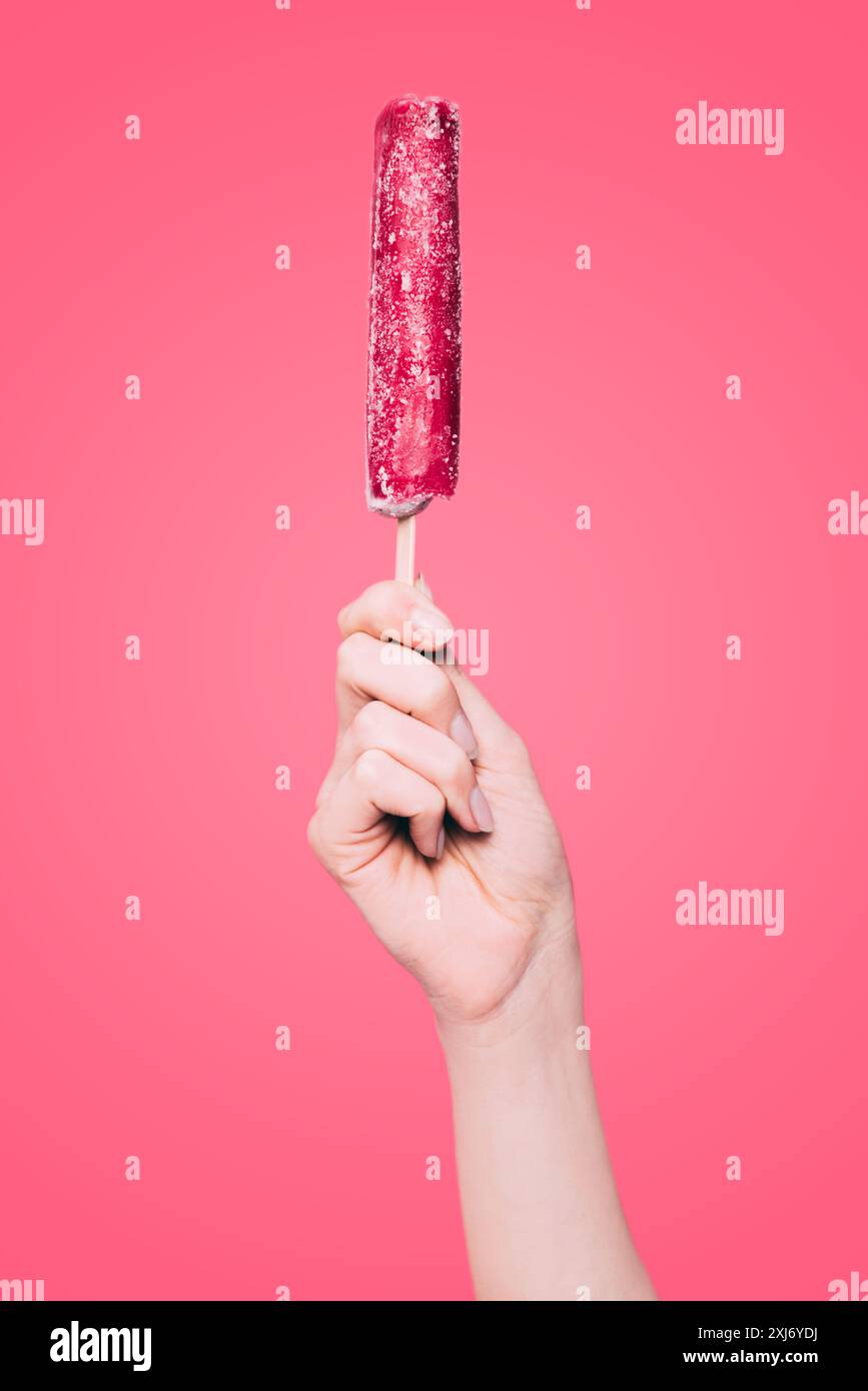 Hand mit Eis Stockfoto