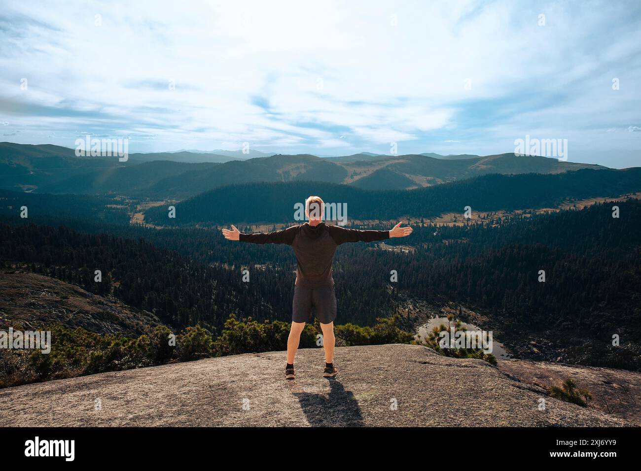 Ein Reisender betrachtet die Natur aus einer erhöhten Position Stockfoto