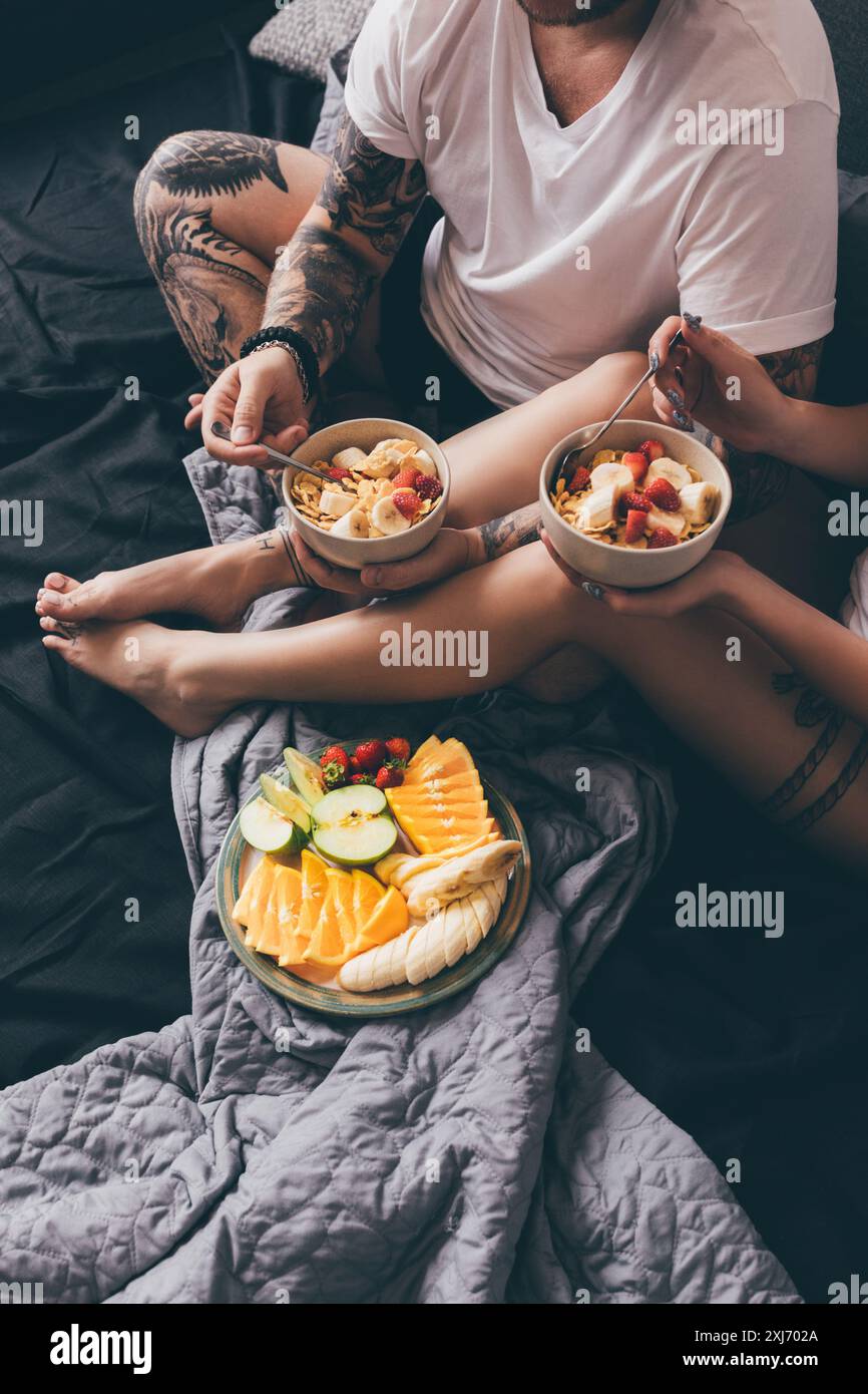 Paar gesundes Frühstück im Bett Stockfoto