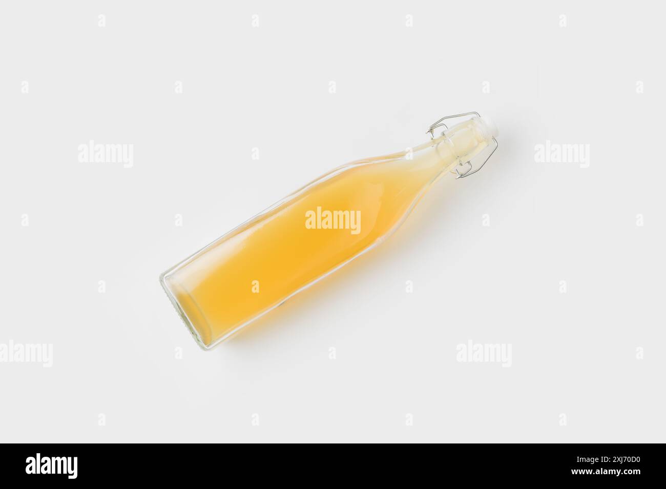 Flasche erfrischendes Apple Cider isoliert auf weißem Stockfoto