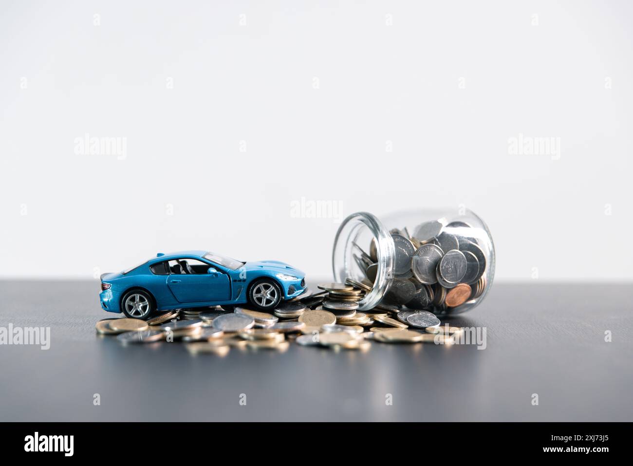 Die Sicherung eines Autokredits erfordert ein Verständnis von Finanzierungsoptionen, Versicherungsanforderungen und Gesamtkosten, was es zu einem entscheidenden Geschäftskonzept in der Autoindustrie macht Stockfoto