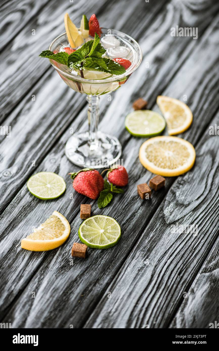 Köstlicher Sommercocktail mit Minze, Limette, Zitrone und Erdbeeren im Glas Stockfoto