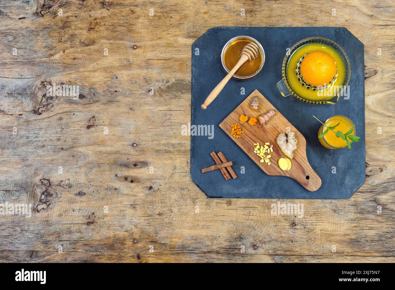 Gepresste Orange, Gewürze und Honig für einen Aufguss Stockfoto