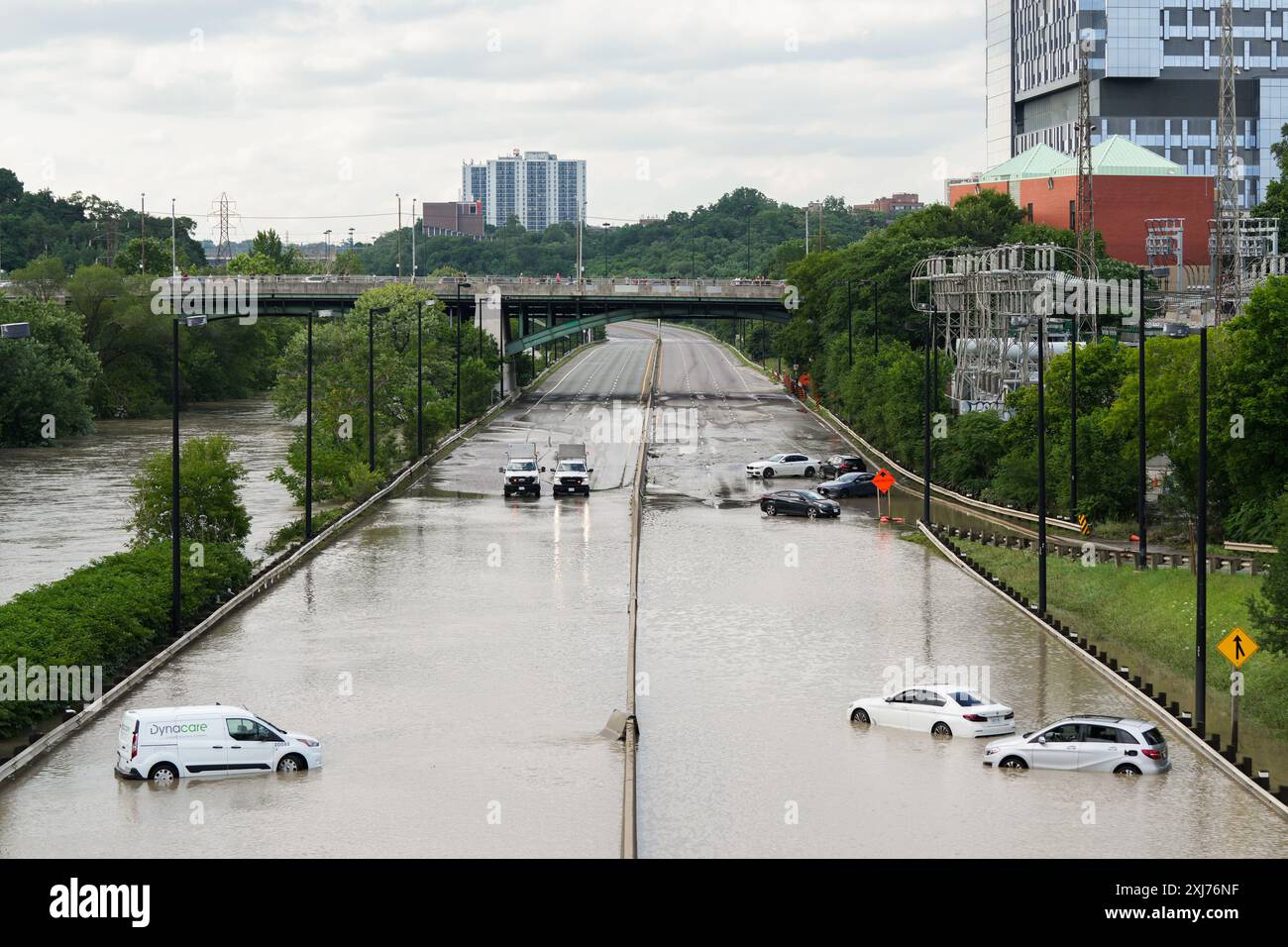 Toronto, Kanada. Juli 2024. Die Autos sind nach starken Regenfällen am Dienstag, den 16. Juli 2024, in Toronto, Kanada, teilweise unter Wasser getaucht. (Foto: Michael Chisholm/SIPA USA) Credit: SIPA USA/Alamy Live News Stockfoto