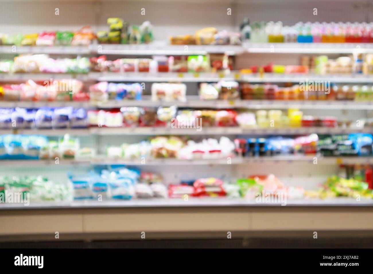 Supermarkt Kühlschrank Regale mit Fruchtsaft Softdrink Produkt abstrakte Unschärfe Hintergrund Stockfoto