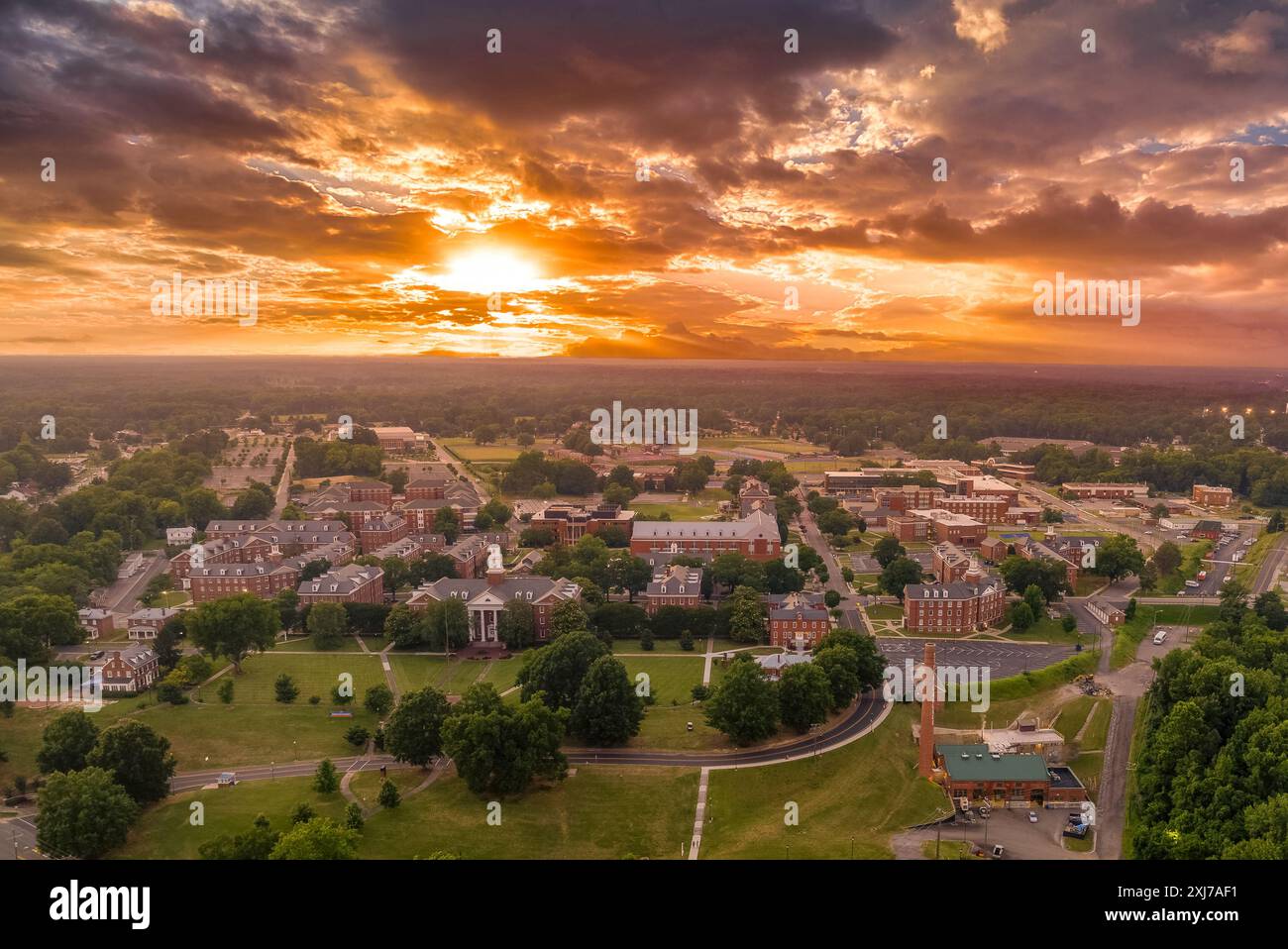 Blick aus der Vogelperspektive auf die Virginia State University in Petersburg, Virginia Hall im zentralen Gebäude mit atemberaubendem, dramatischem, farbenfrohen Sonnenuntergang Stockfoto