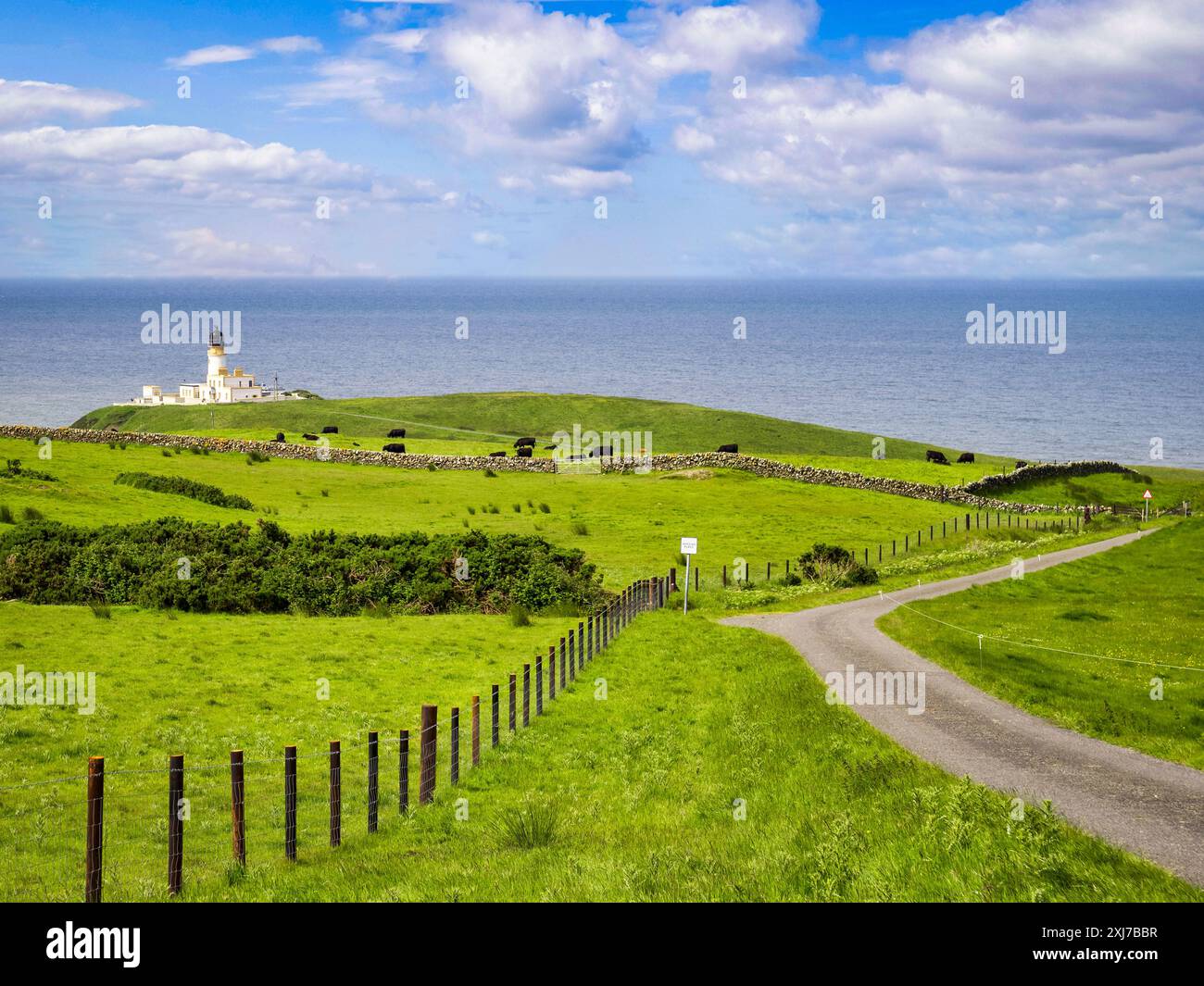 10. Juni 2024: Killantringan, Dumfries and Galloway, Schottland - Farmland in Killantringan, mit Killantringan Leuchtturm, der für mehr als... Stockfoto