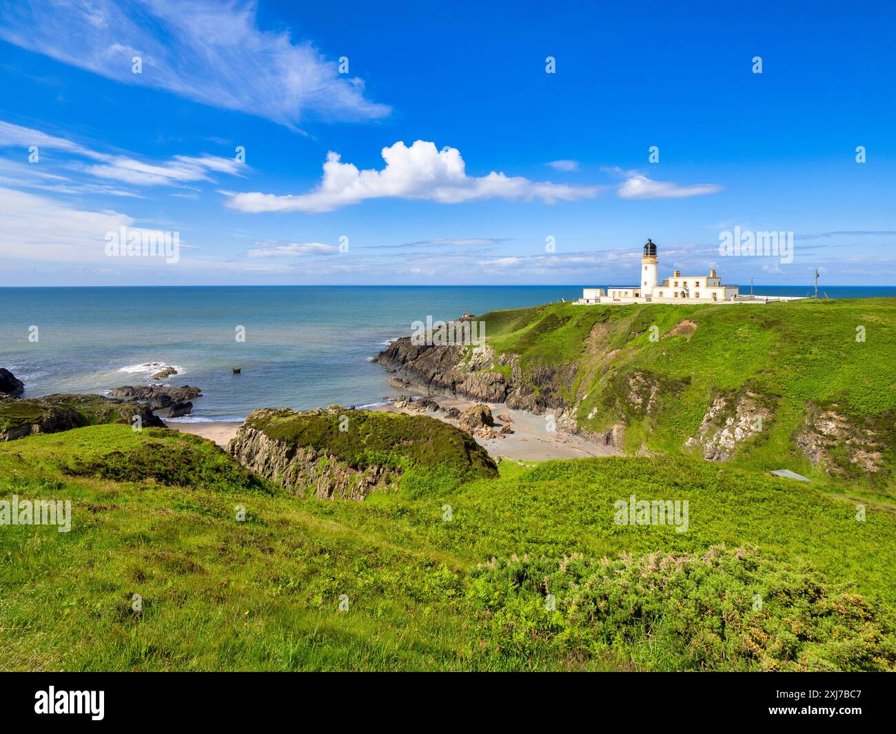 10. Juni 2024: Killantringan, Dumfries and Galloway, Schottland – die Küste von Killantringan mit dem Leuchtturm von Killantringan, der für... Stockfoto