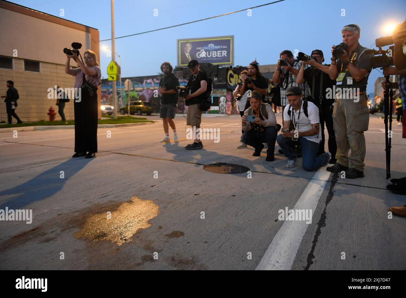 Milwaukee, Usa. Juli 2024. Fotografen fotografieren Blutflecken auf der