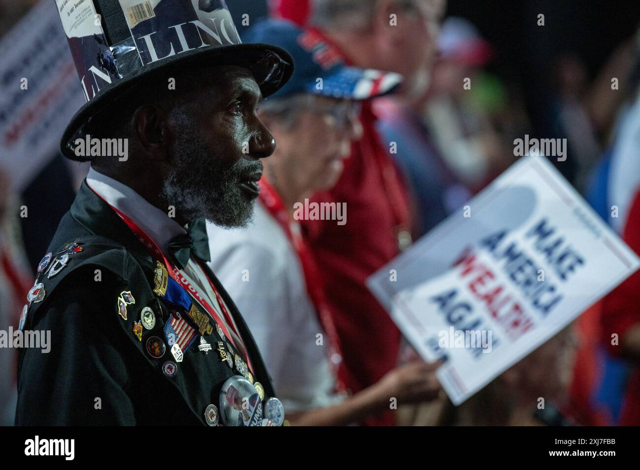 Milwaukee, Usa. Juli 2024. Ein Teilnehmer mit einem Hut im Stil von Abraham Lincoln sieht am Montag, den 15. Juli 2024, beim Fiserv Forum auf der Republican National Convention in Milwaukee, WI, USA. Foto: Annabelle Gordon/CNP/ABACAPRESS. COM Credit: Abaca Press/Alamy Live News Stockfoto