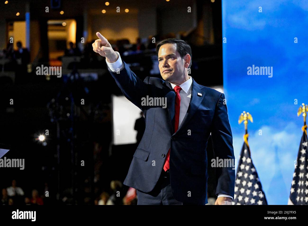 Milwaukee, Usa. Juli 2024. Senator Marco Rubio, R-FL, weist auf die Menge hin, nachdem er am Dienstag, den 16. Juli 2024, auf der Republican National Convention 2024 auf dem Fiserv Forum in Milwaukee, Wisconsin, gesprochen hatte. Der Kongress, der vom 15. Bis 18. Juli stattfinden wird, findet Tage nach einem Attentat auf den ehemaligen Präsidenten Donald Trump bei einer Wahlkampfveranstaltung in Pennsylvania am 13. Juli statt. Foto: Matt Martin/UPI Credit: UPI/Alamy Live News Stockfoto