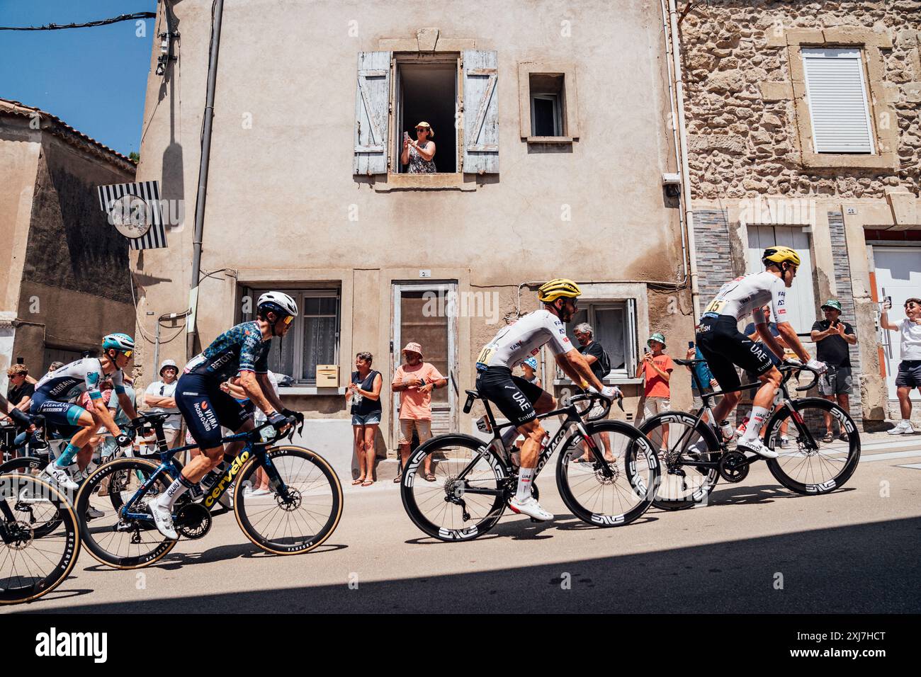 Bild von Zac Williams/SWpix.com - 16/07/2024 - Radfahren - 2024 Tour de France - Stage 16, Gruissan - Nimes, Frankreich - Jan Tratnik, Visma Lease a Bike, Adam Yates und Pavel Sivakov, Team Emirates der Vereinigten Arabischen Emirate. Quelle: SWpix/Alamy Live News Stockfoto