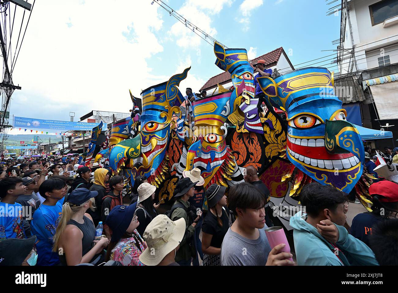 Das Phi Ta Khon Geisterfest ist eine jährliche maskierte Prozession, die am 1. Tag eines dreitägigen buddhistischen Verdienstes in der Stadt Dan Sa gefeiert wird Stockfoto