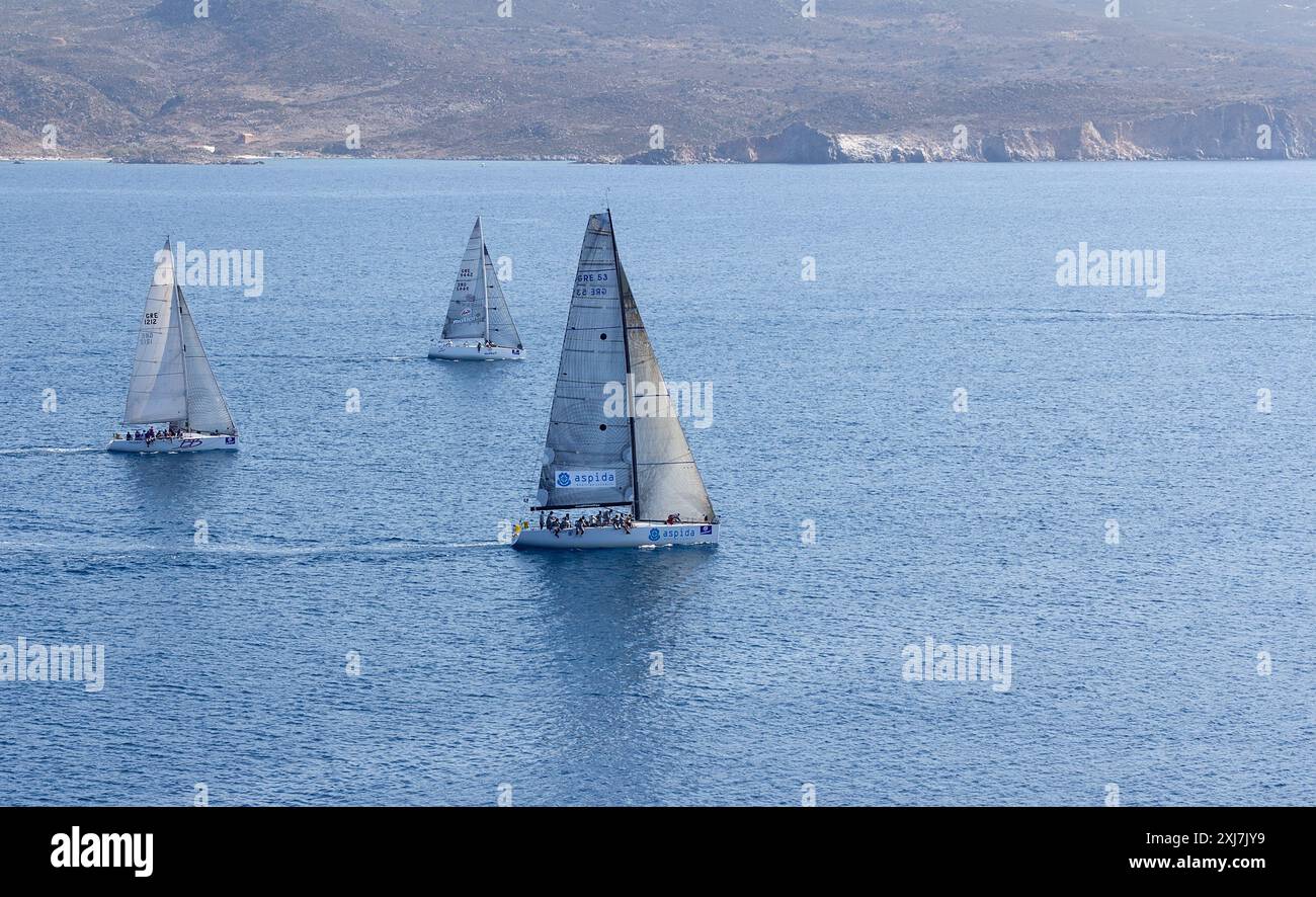 MILOS ISLAND, GRIECHENLAND - 21. JULI 2012: „OPTIMUM 3“, „BOOKER“ und „BANA BIOLETTA 3“ Rennsegelboote zu Beginn des 3. Offshore-Rennens der Ägäis Stockfoto